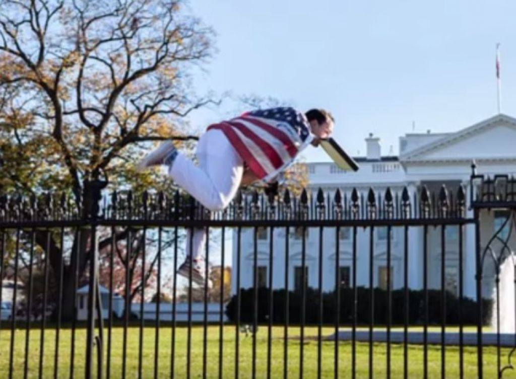 VIDEO: Preskočil ograjo, agenti blokirali Belo hišo