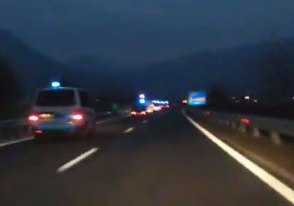 VIDEO: Policijska vozila odbrzela proti notranjosti države
