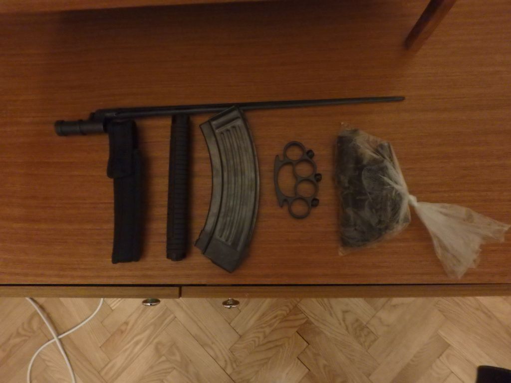 FOTO: Mariborčanu zasegli kup prepovedanega orožja 