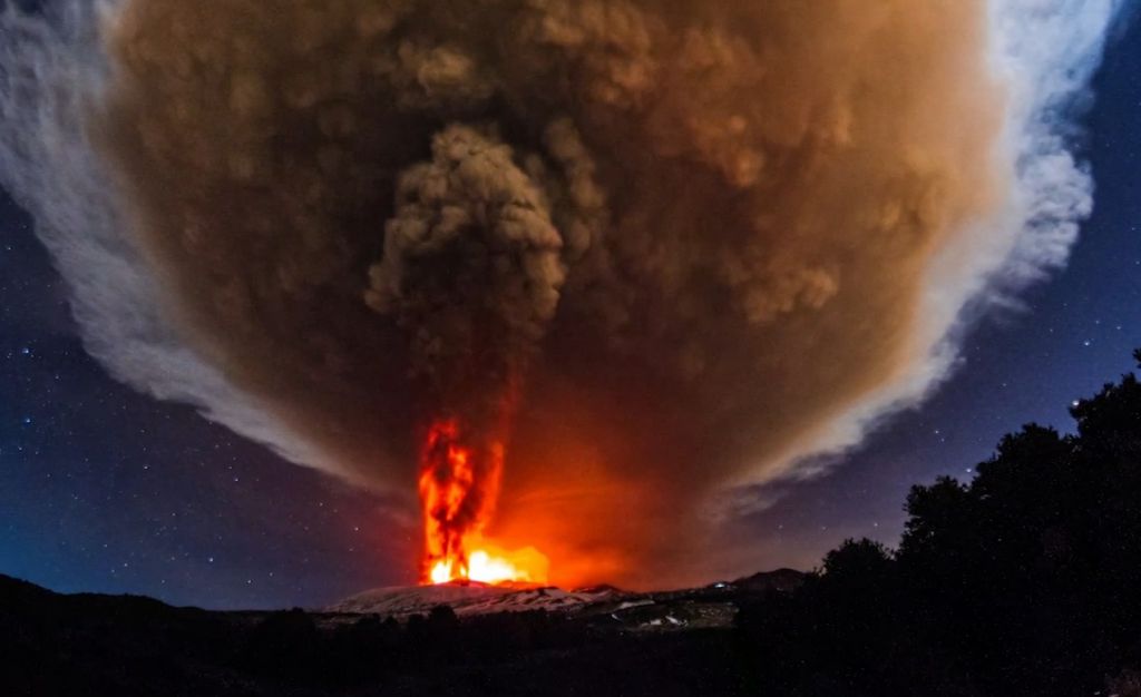 VIDEO: Pri sosedih bruhnil vulkan