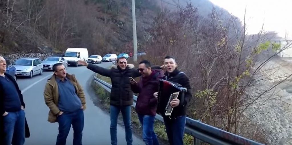VIDEO: Tako to delajo Bosanci: s harmoniko proti zastojem
