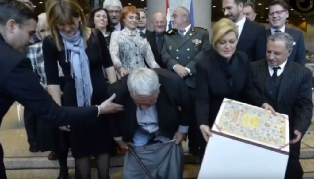 FOTO: Ob lepi hrvaški predsednici je izgubil hlače