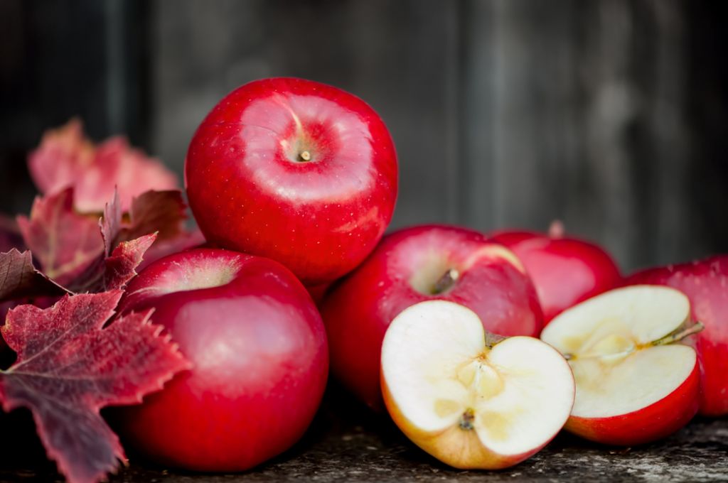 Največ pesticidov je v jabolkih, zeleni in breskvah