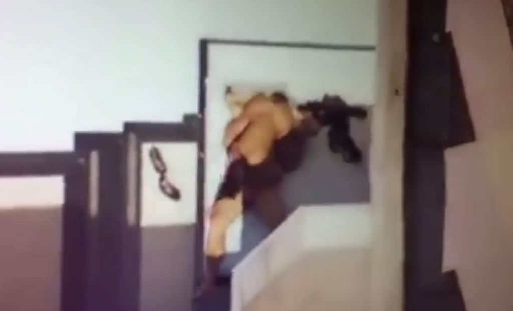 VIDEO: Posnetek iz helikopterja: ujel ju je med seksom