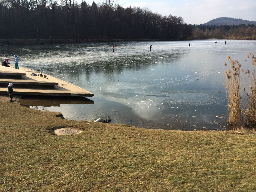 FOTO: Drsalci na Koseškem bajerju, jezero pa sploh ni zamrznilo v celoti?!
