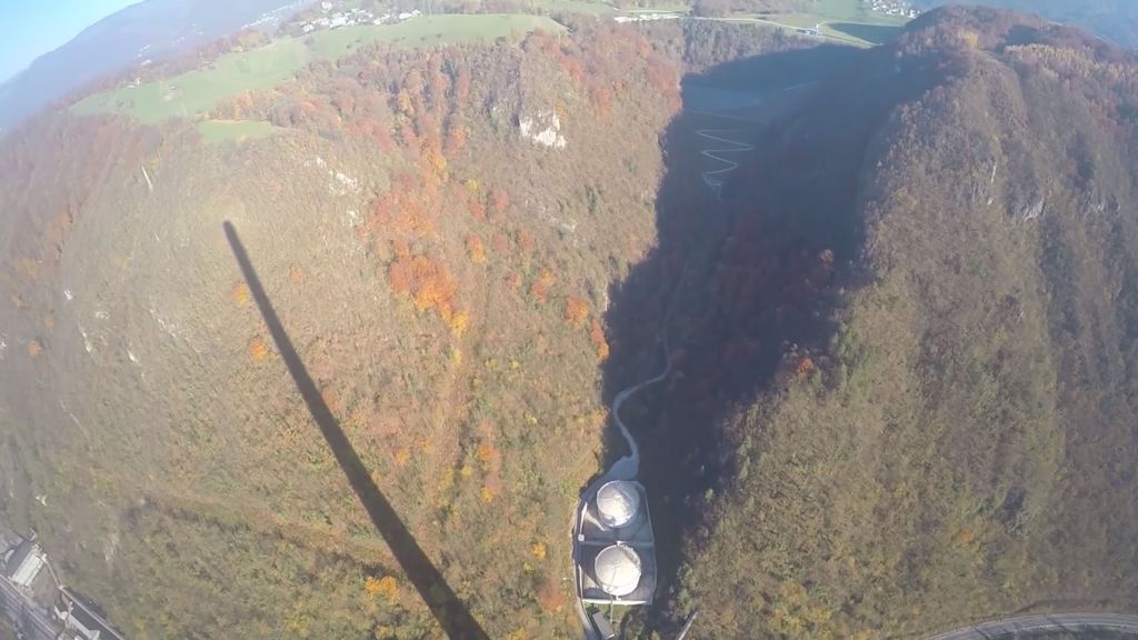 VIDEO: Na skrivaj plezajo na 360-metrski trboveljski dimnik in tvegajo življenja?