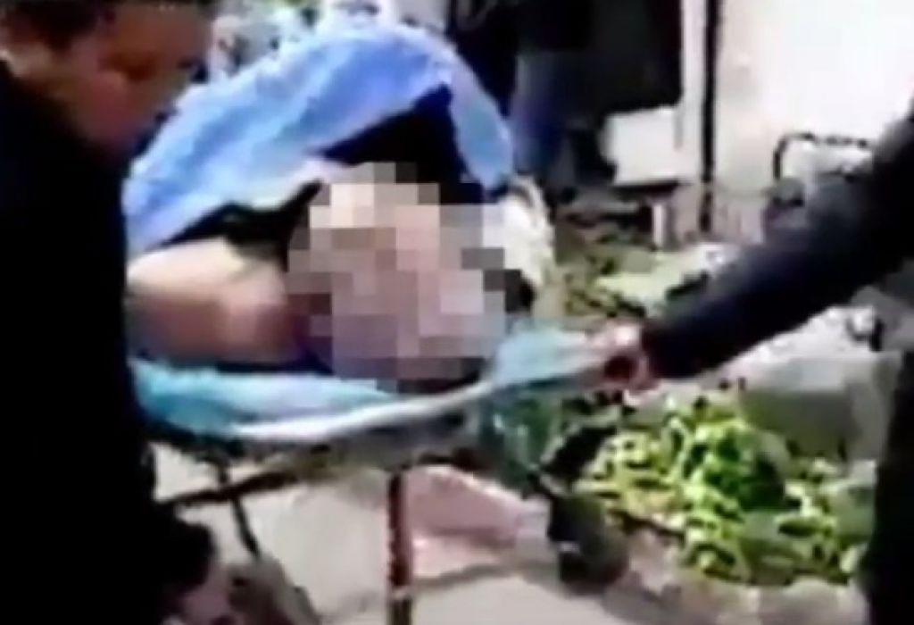VIDEO: Pretresljivo: umrl med seksom, prostitutka obtičala na njem