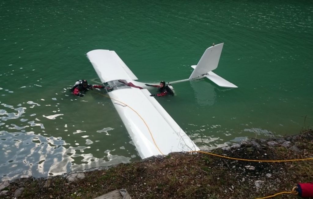 FOTO: Tako je v Sočo treščilo letalo, razkrivamo, kaj se je dogajalo s pilotom