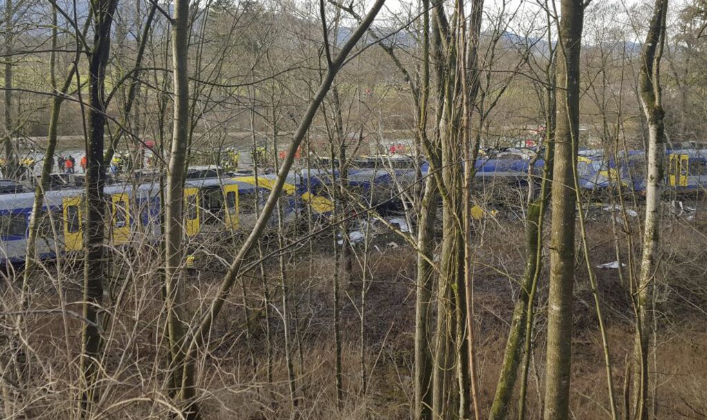VIDEO in FOTO: Tragedija na železnici: iz razbitin še režejo ljudi