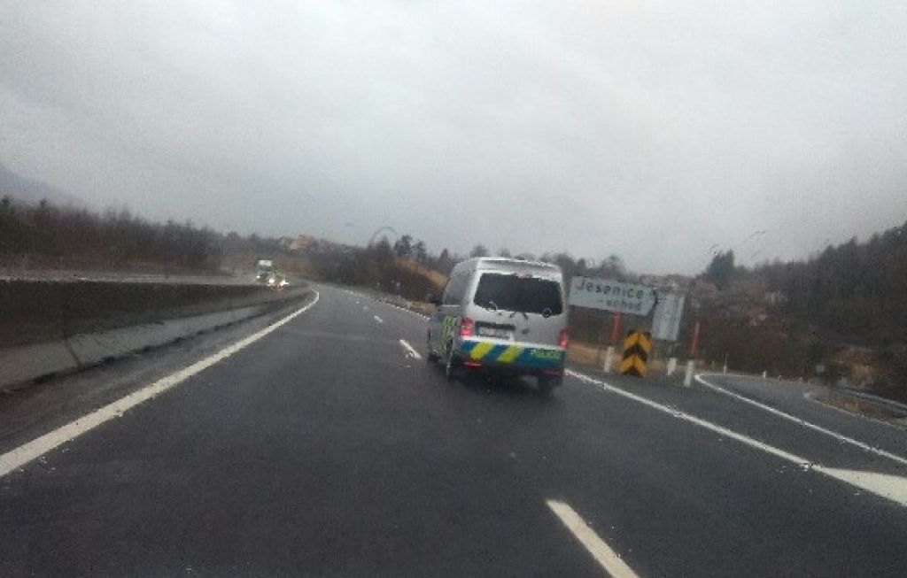 FOTO: Češki policisti z intervencijskim vozilom divjajo po gorenjki