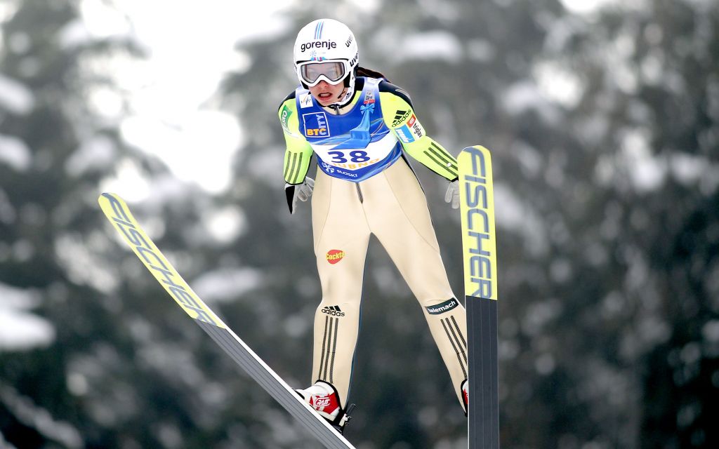 Maja Vtič z rekordom skakalnice ponovno na stopničke