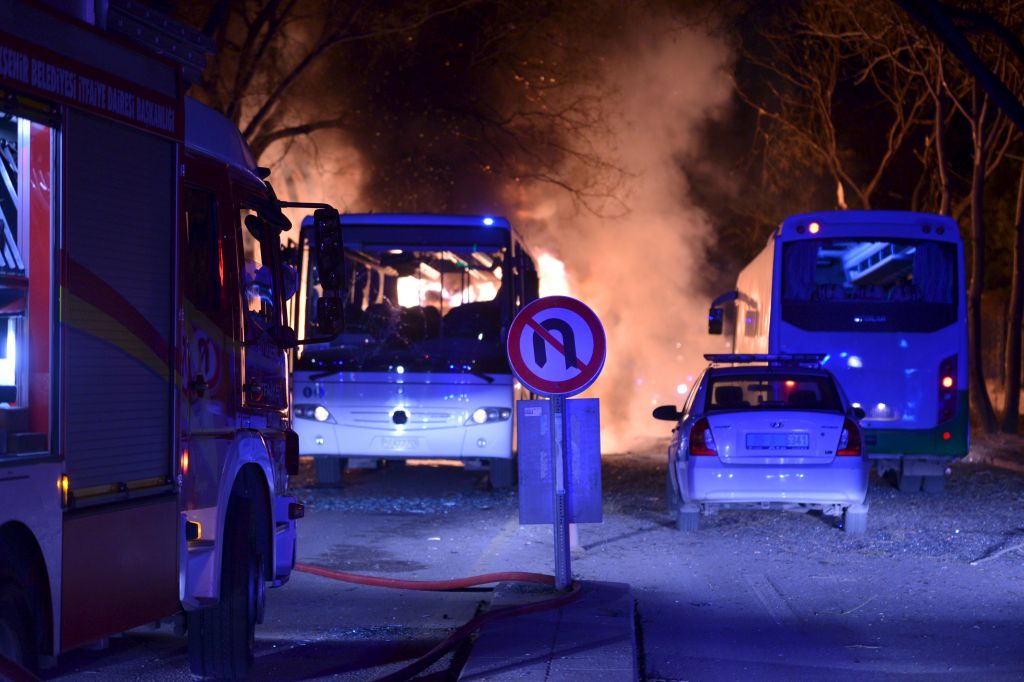 FOTO: Silovita eksplozija v Ankari, najmanj 28 mrtvih