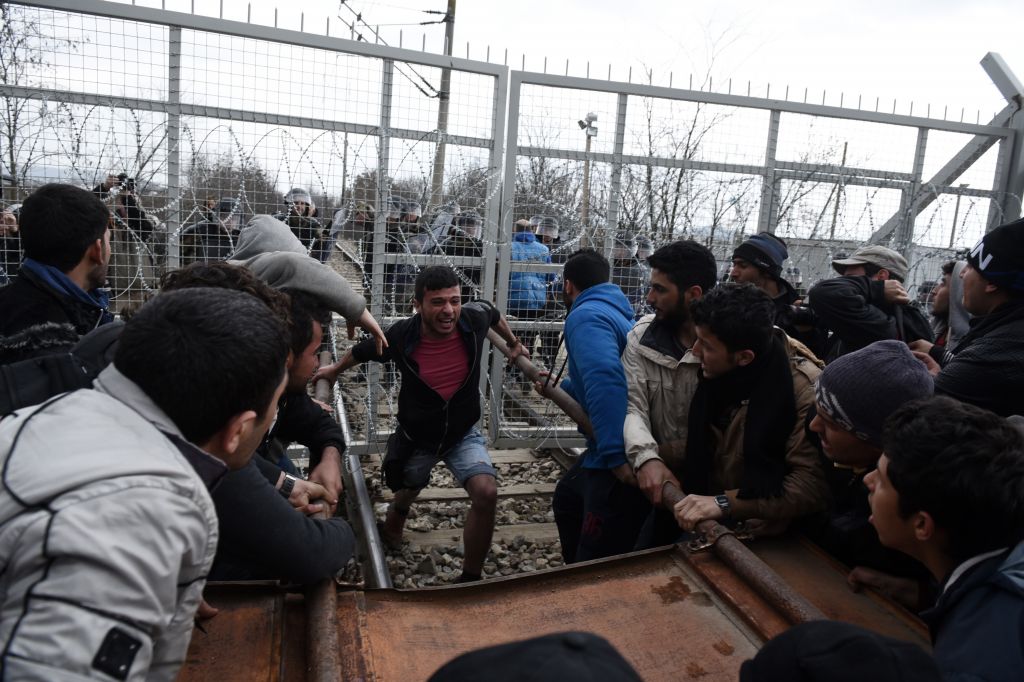 VIDEO: Migranti na silo čez ograjo, policija uporabila solzivec