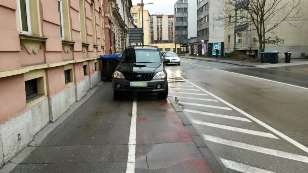 FOTO: Poslanka Tomićeva z avtom blokirala pločnik. To je povedala
