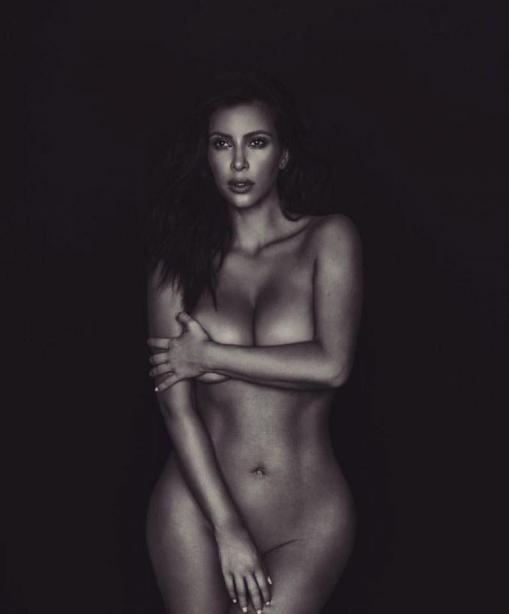 FOTO: Kim Kardashian gola na fotografijah