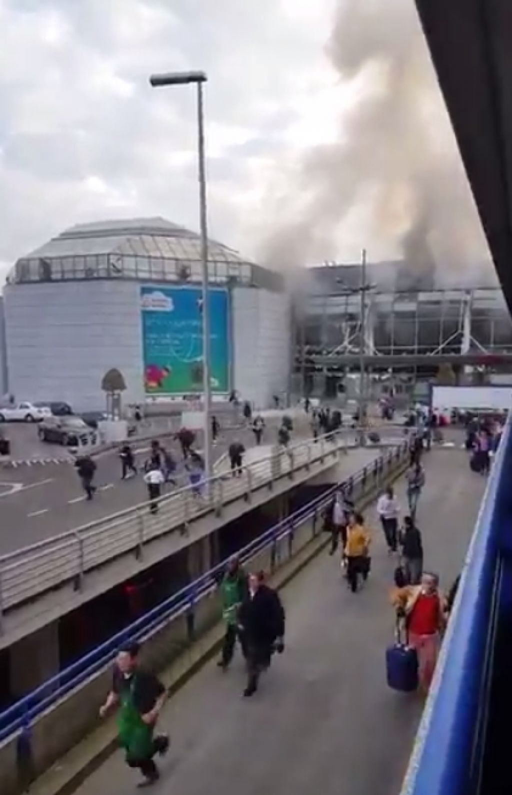 VIDEO: Eksploziji na letališču v Bruslju, več naj bi bilo ranjenih