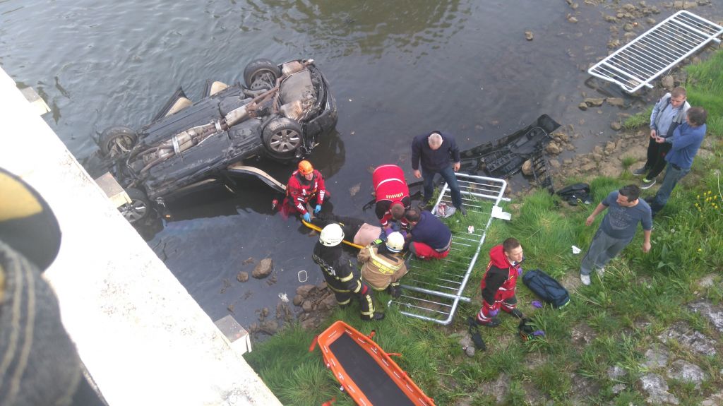 FOTO: Takole so voznika in avto rešili iz Voglajne