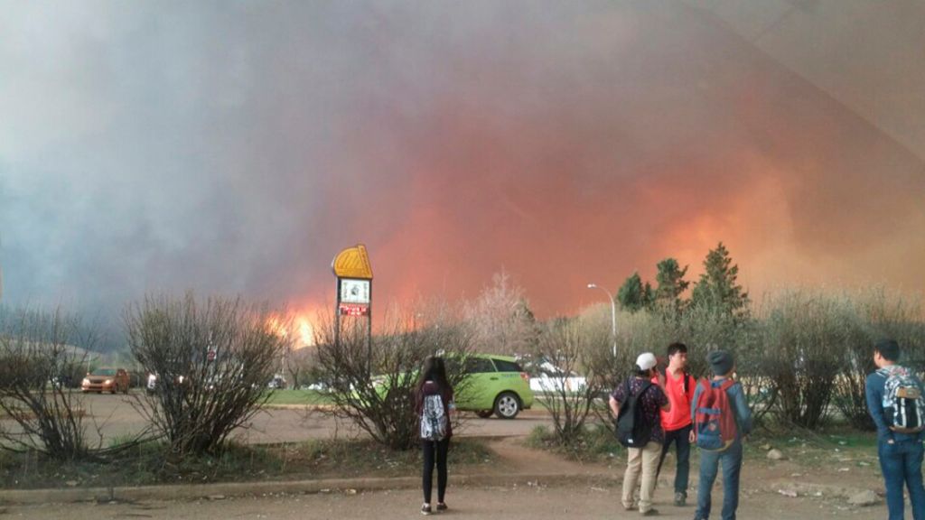 FOTO in VIDEO: Kaos: zaradi požara evakuirali mesto, kjer živi 60 tisoč ljudi