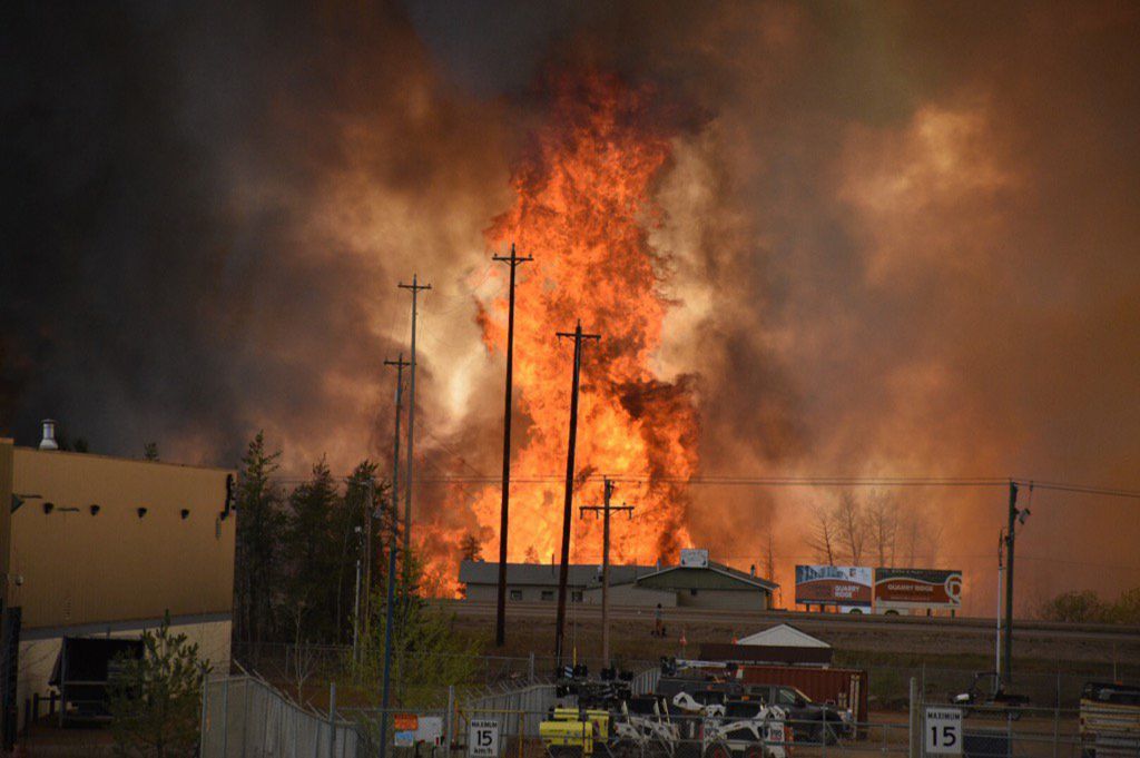 FOTO: V prestolnici izbruhnil požar, ogenj se je hitro razširil