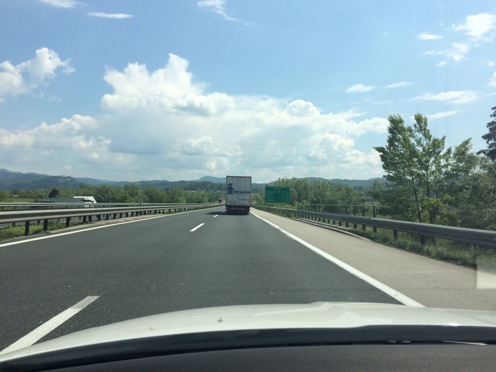 FOTO: Melanio ujel na avtocesti, prišla je iz Italije
