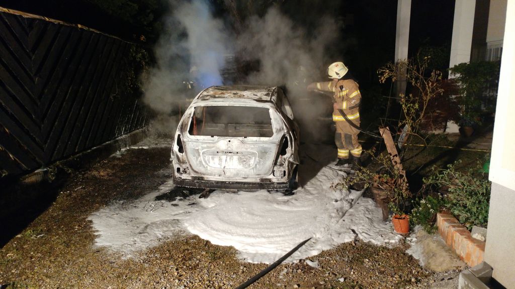 FOTO: Neznanec odvetnici zažgal avto, vanjo metal kamne
