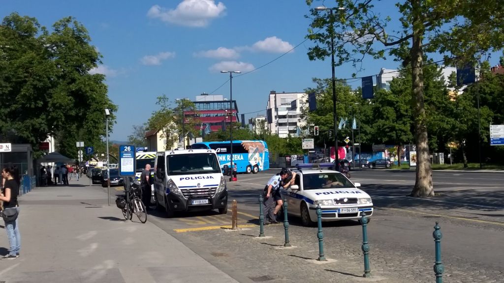 FOTO: Na železniški postaji v Ljubljani mrgoli policistov. Kaj se dogaja?