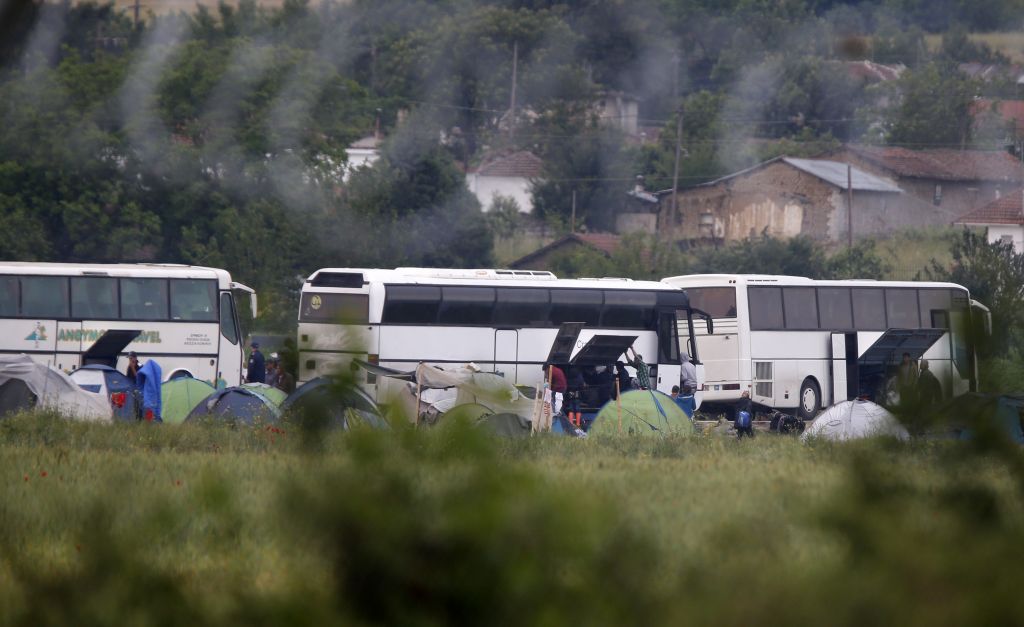 FOTO: Policija začela evakuirati migrante