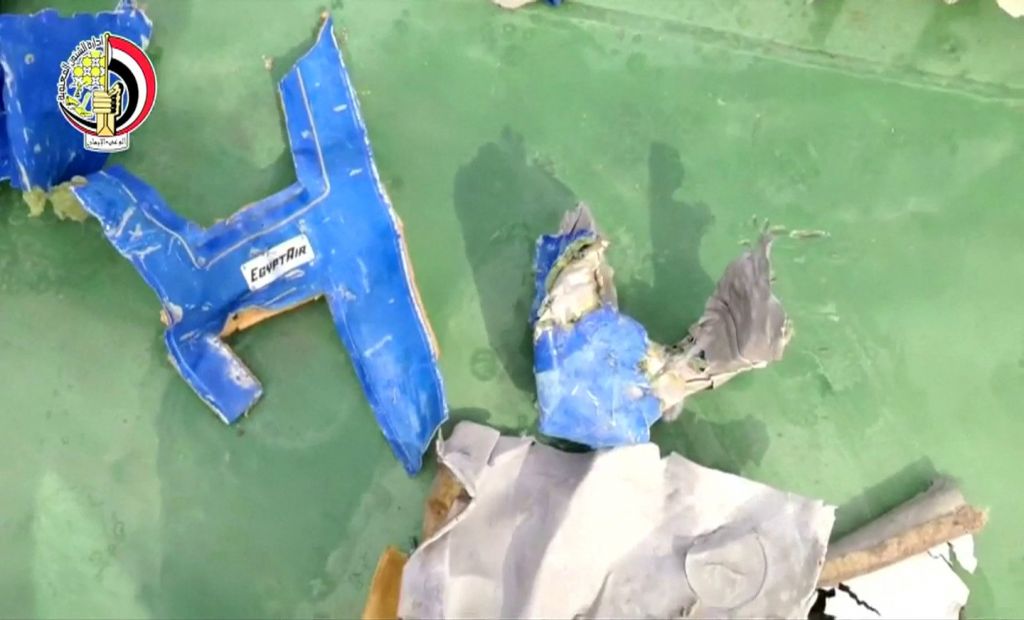 FOTO: Posmrtni ostanki nakazujejo na eksplozijo na letalu