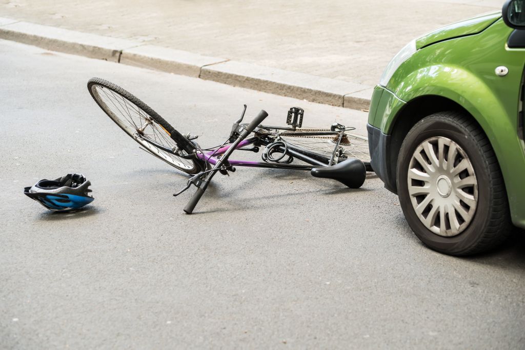 Na cesti obležal hudo poškodovan kolesar