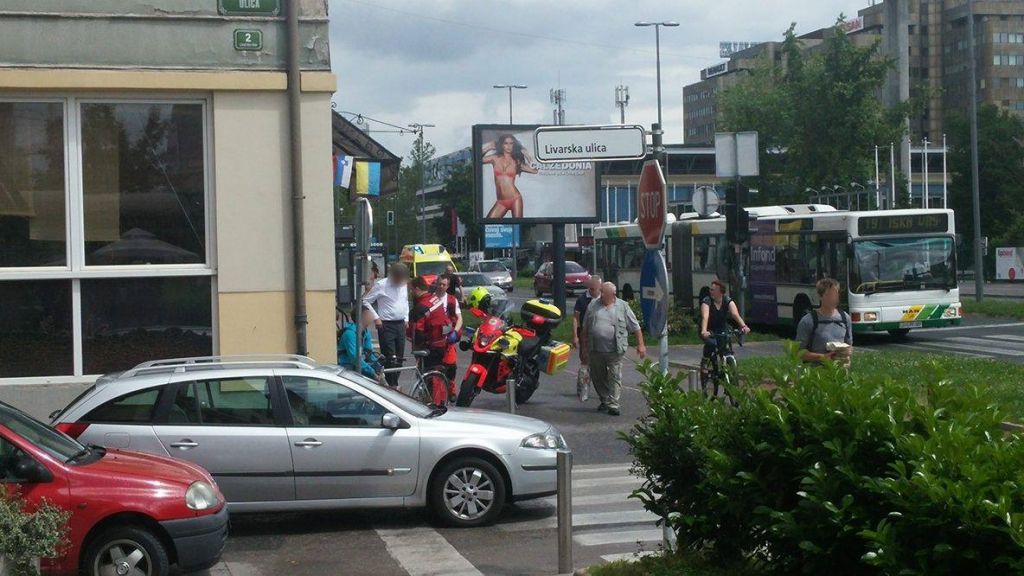 FOTO: Na Dunajski trčila kolesar in osebni avto