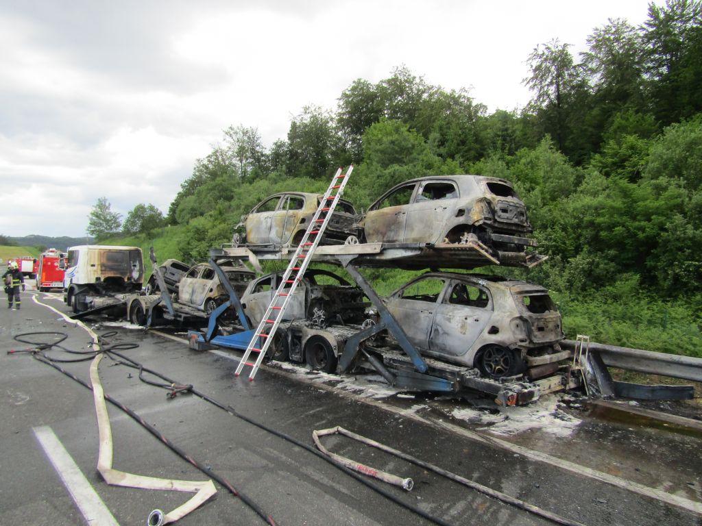 FOTO: Nesreča na avtocesti: avti padali, zajel jih je požar