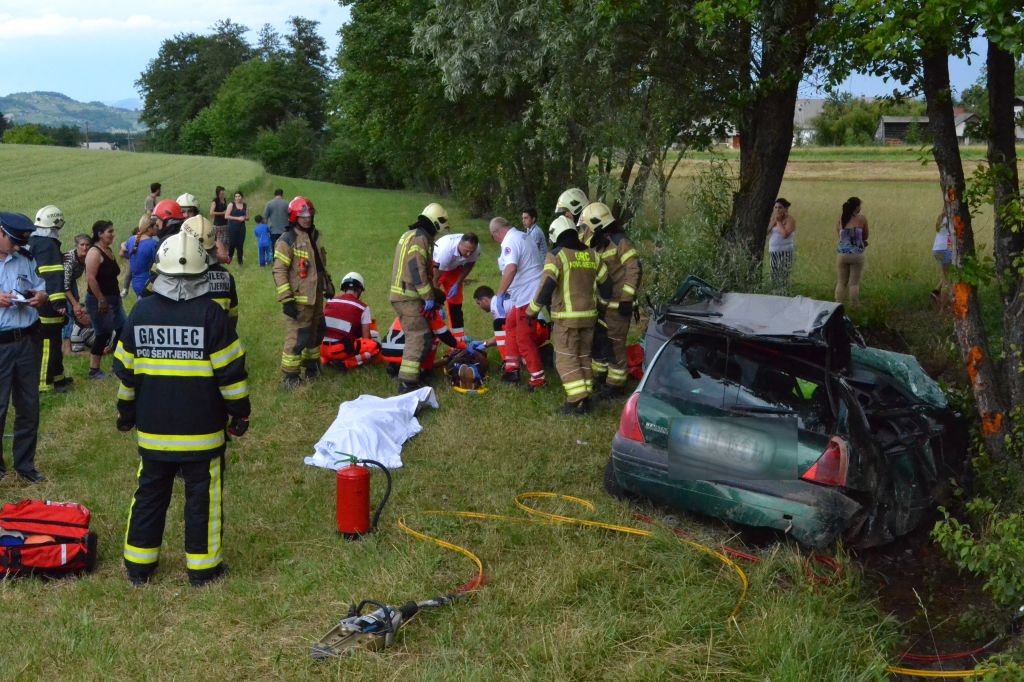 VIDEO: Nesreča štirih vozil, eno zletelo s ceste na travnik