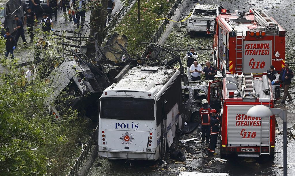 FOTO: Eksplozija v Istanbulu, razneslo naj bi avtobombo