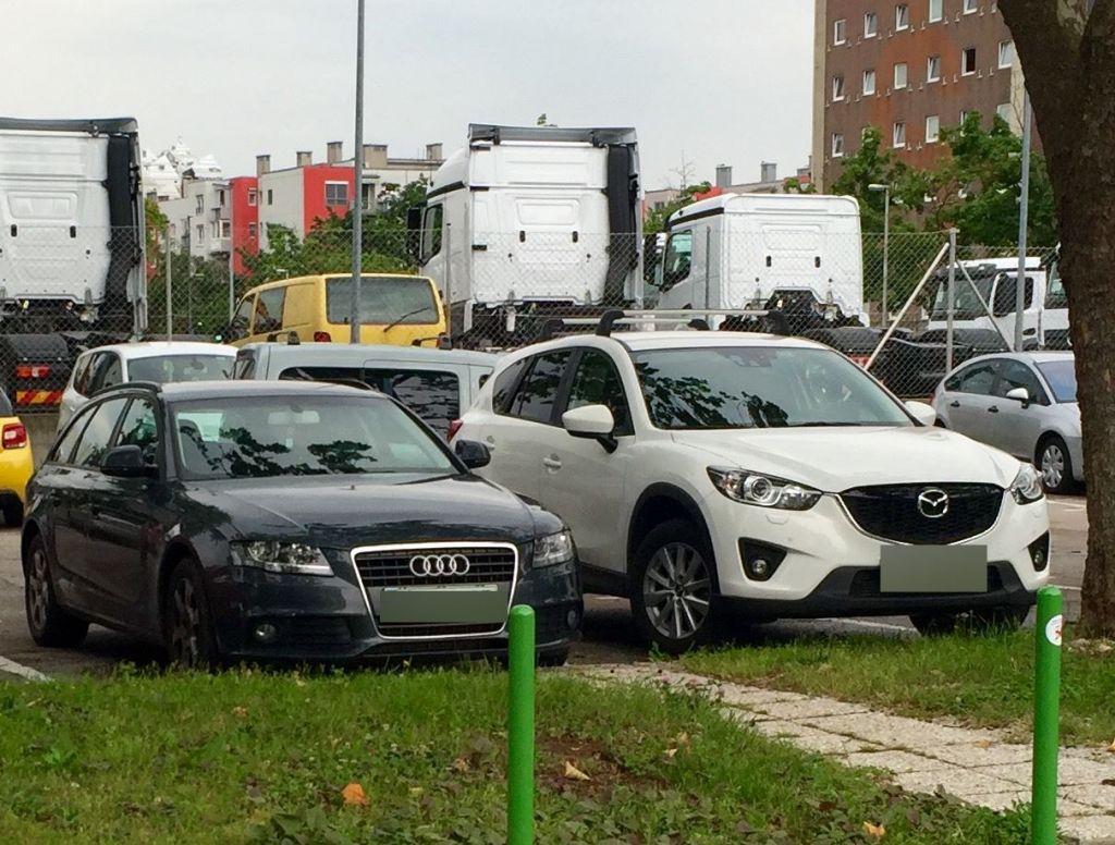 FOTO: Razbit mit o revnem študentu: to je vozni park pred FDV