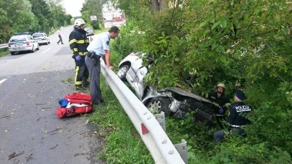 FOTO: Huda nesreča: z avtom v drevo, tole je ostalo