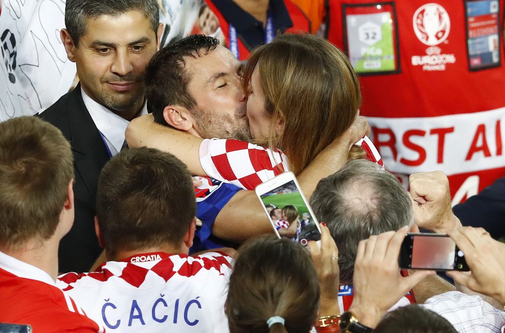 FOTO: Mirela je s strastnim poljubom nagradila svojega junaka