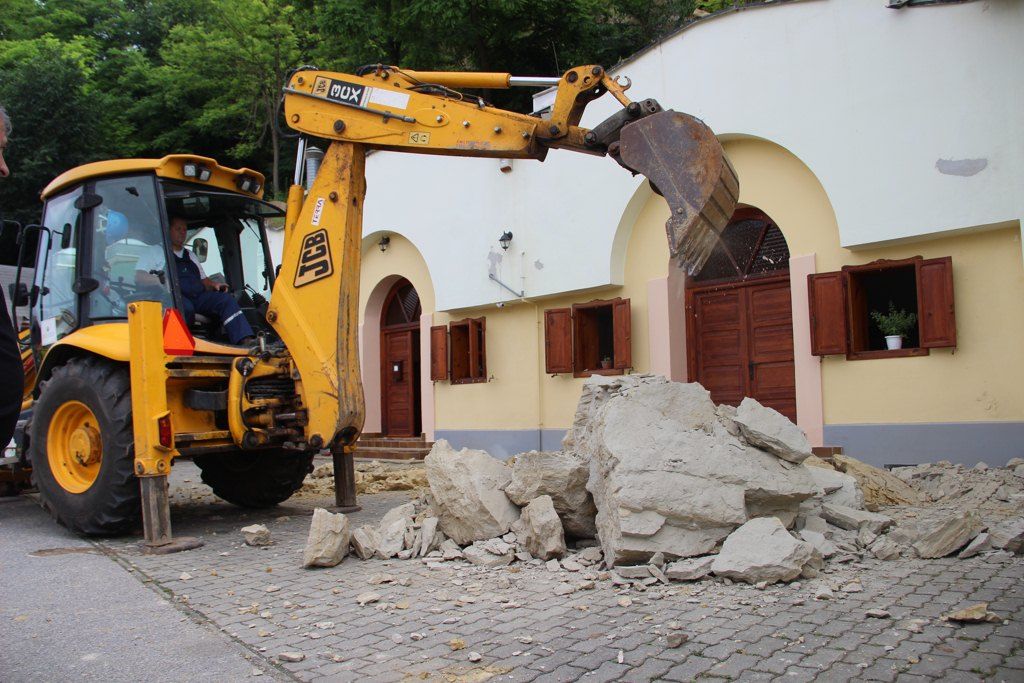 FOTO:  Večtonska skala padla na parkirišče gostilne v Lendavi 
