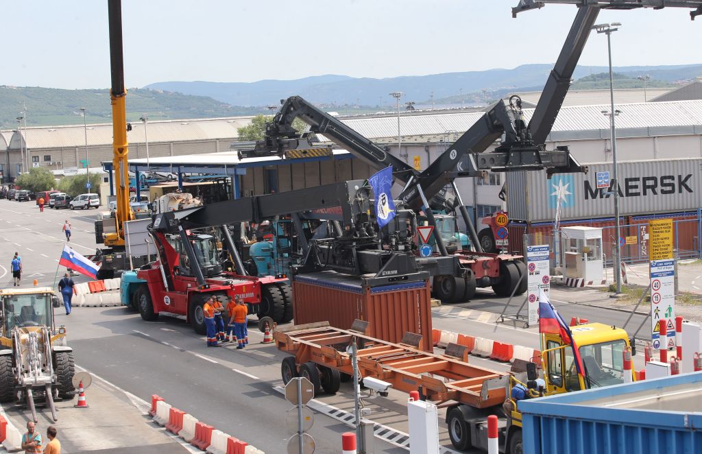 FOTO: V Luki Koper vre, tovornjake izločajo že na avtocesti