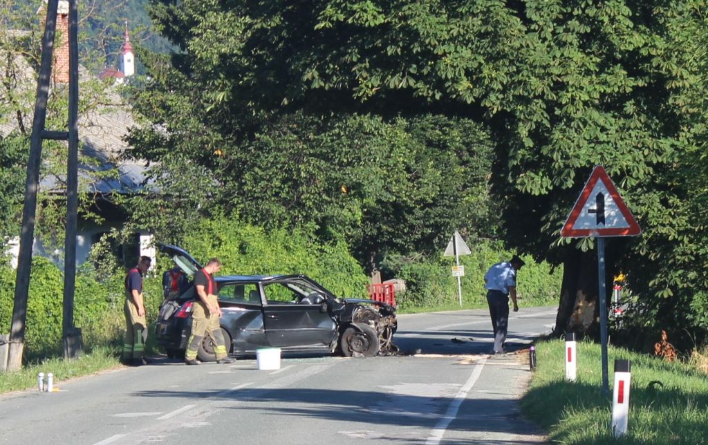 FOTO: Z avtom v drevo, voznik fiata hudo poškodovan
