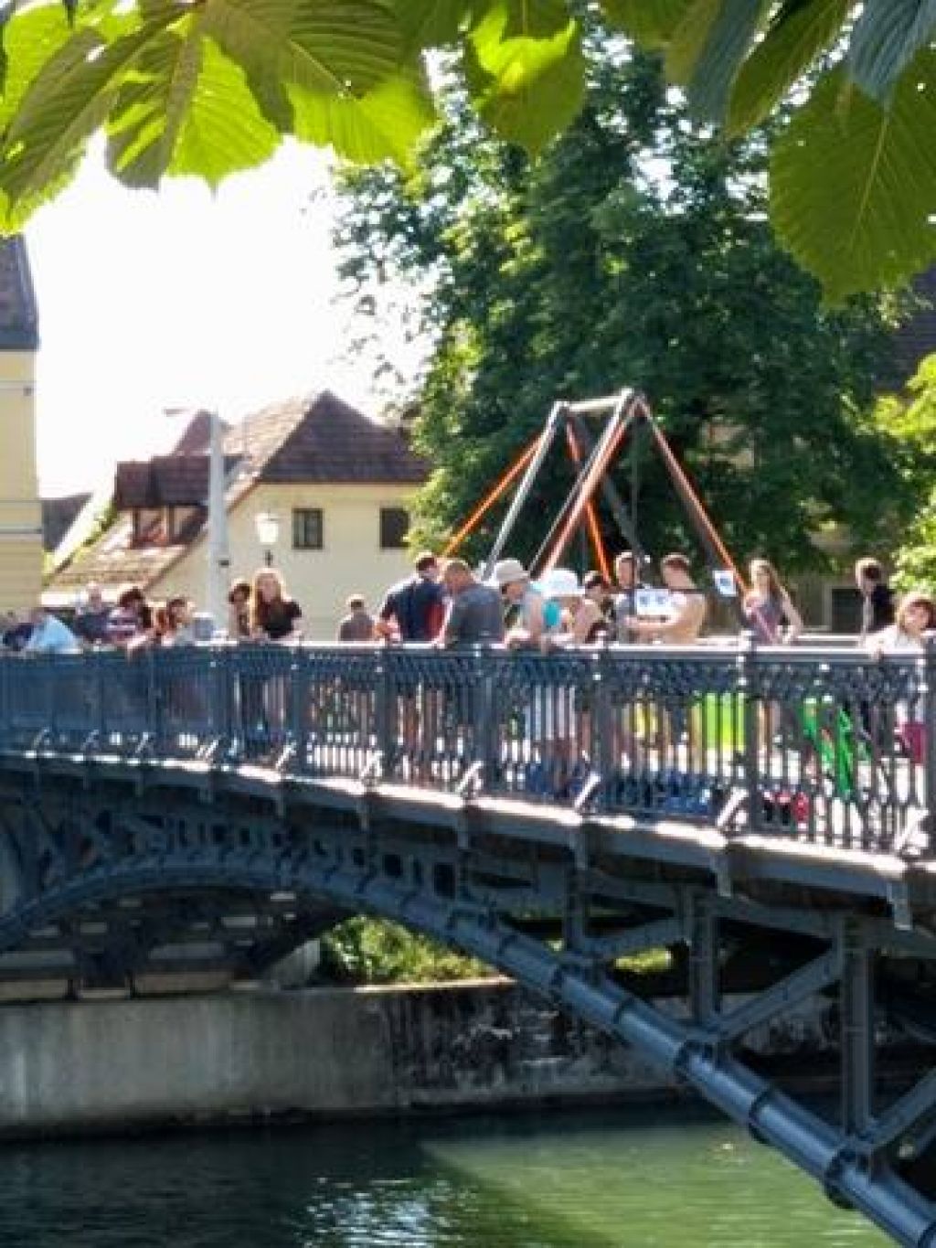 FOTO in VIDEO: V središču mesta skakali z mosta