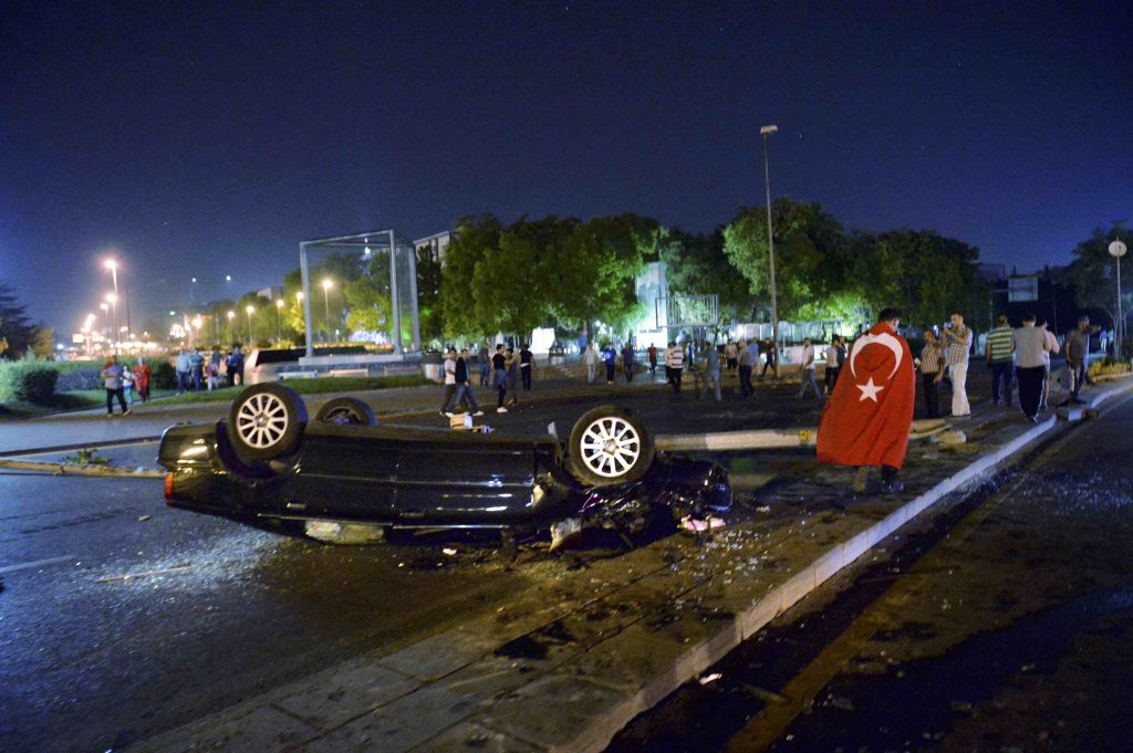 FOTO: Zunanje ministrstvo: ne hodite v Turčijo, povsod trupla