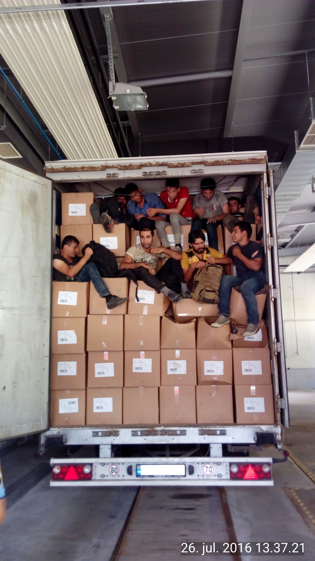 FOTO: V turškem tovornjaku odkrili devet ilegalcev