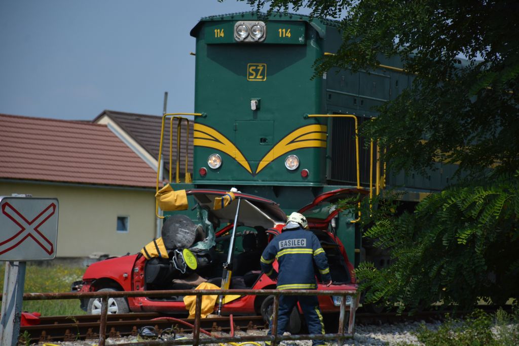 Voznica hudo, na nezavarovanem prehodu jo je zadel vlak