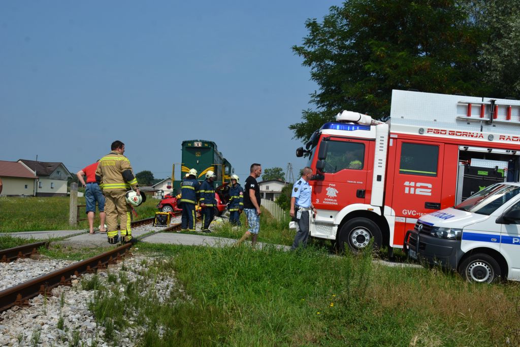 Vlak trčil v kombi, voznika odpeljali rešilci