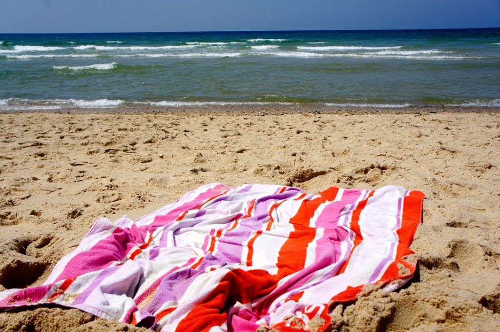 Incident na Hrvaškem: turistom na plaži zažgali brisače