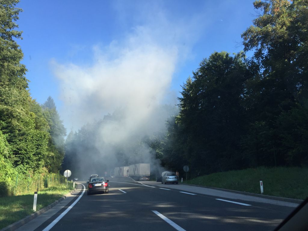 FOTO: Požar na vozilu, cesto prekril dim