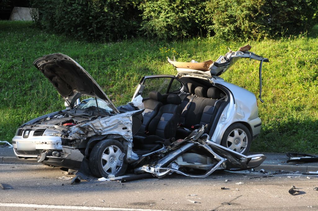 FOTO: Prometna nesreča treh avtov in tovornjaka, dva poškodovana