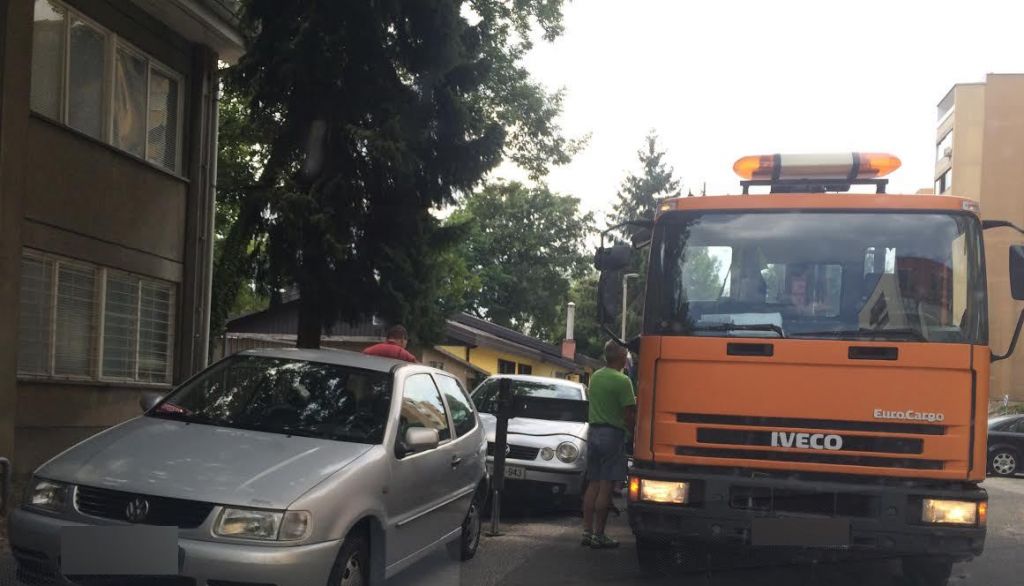 FOTO: Mariborski redarji odvažajo tako, da blokirajo cesto