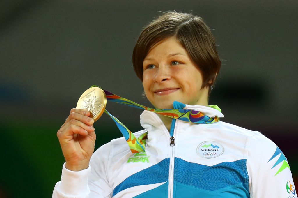 FOTO: Poškodovana Tina prejela zlato olimpijsko medaljo