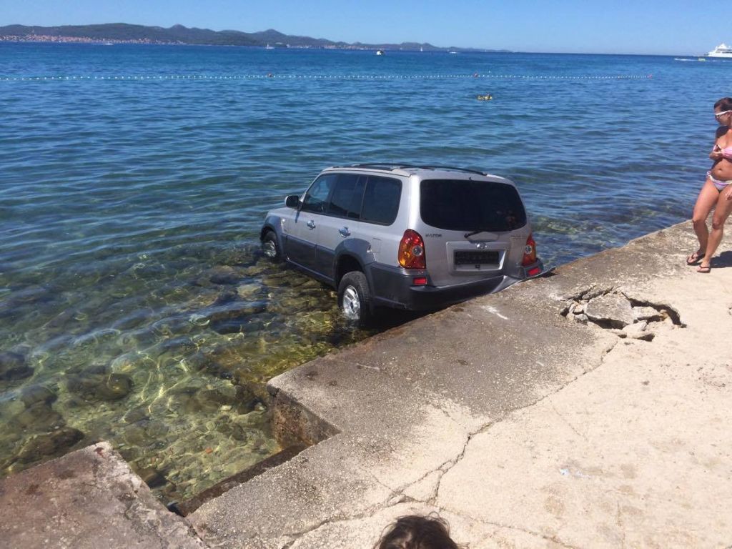 FOTO: Na hrvaški plaži z avtom zapeljal predaleč in pristal sredi morja